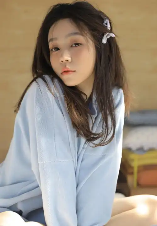 美女欣赏草莓系甜美少女居家私房写真