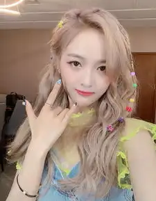 吴宣仪挑战泫雅风,搭配网红发夹,少女感绝了