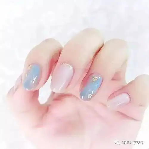 淡蓝色美甲,美得很清新