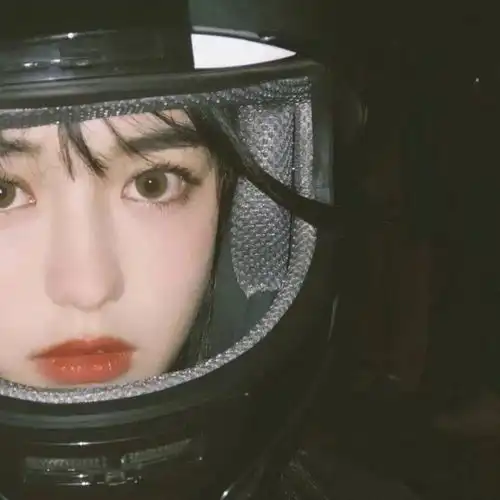 超神仙女生头像公主才不会在意别人的眼光她只会在意自己的裙子有没有脏