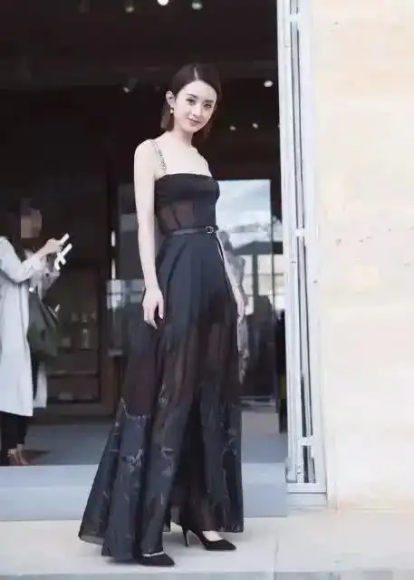 赵丽颖被迫营业吊带裙小蛮腰美过baby,零点换头像太调皮啦