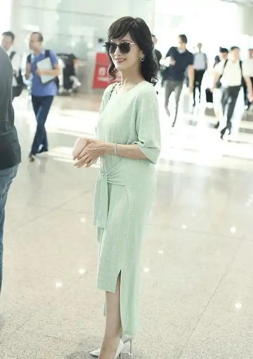 赵雅芝走机场,穿抹茶色的长衫似回青春,女生就该怎么美怎么穿