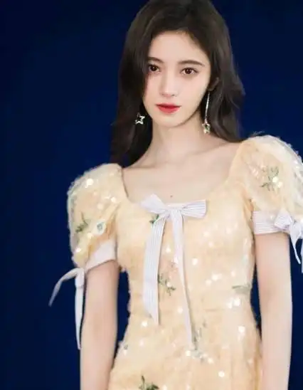 鞠婧祎初夏晒美图,这气质太唯美清纯了吧不愧是四千年美女