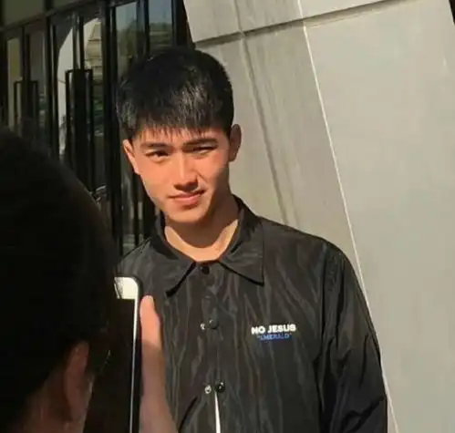 中学体育男老师走红,犹如现实版的刘昊然,学生喜欢体育课