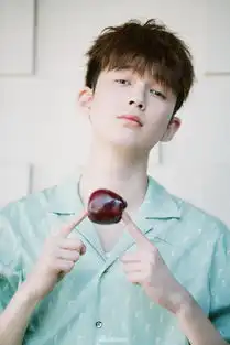 组图董力夏日清凉装玩转苹果单元素淡蓝色调诠释禁欲系暖男