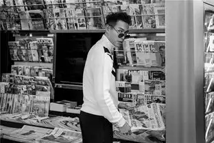 杨祐宁化身狼系少年徜徉米兰最新街拍曝光