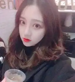 疑似王思聪新女友被扒,又是网红脸,穿情侣装依偎