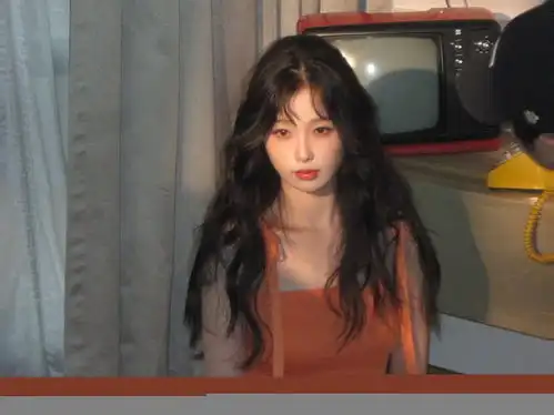 虞书欣穿橙色吊带连衣裙化身元气少女甜美可爱