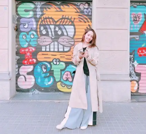 35岁郭碧婷身穿粉裙与向佐出席活动,少女感十足,私服更是美翻天