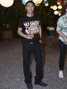 35岁杨祐宁,西装配凉鞋的时尚,网友变身狼系少年