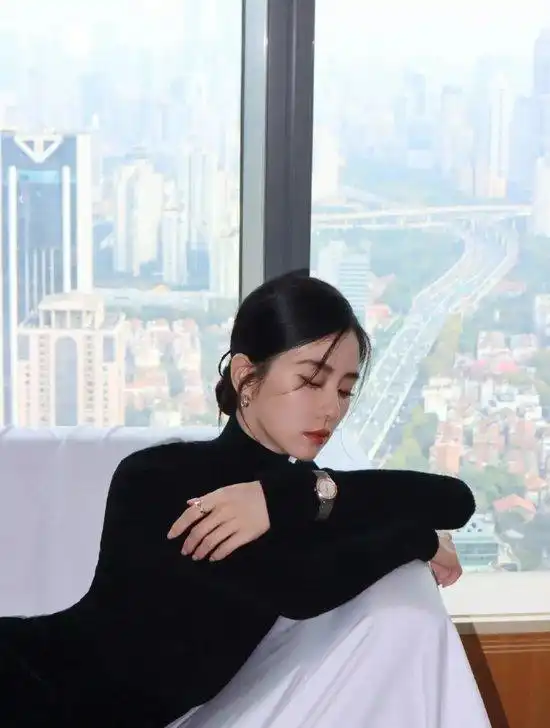 当刘诗诗穿上黑色高领