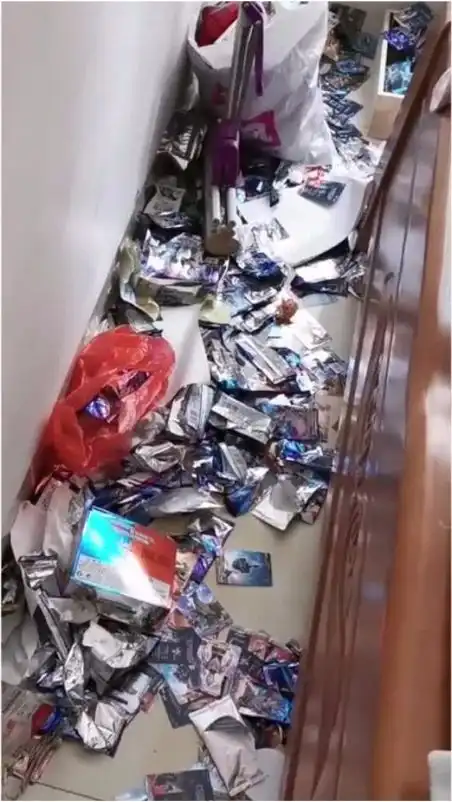 广西一小孩偷拿2000元买动漫卡片,单亲妈妈崩溃失恋都没那么痛苦