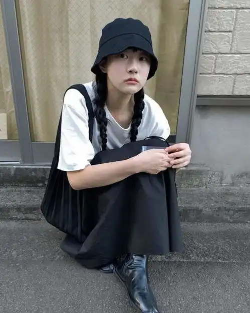 惊艳的单眼皮ins时尚博主以黑白色系为主简洁穿搭