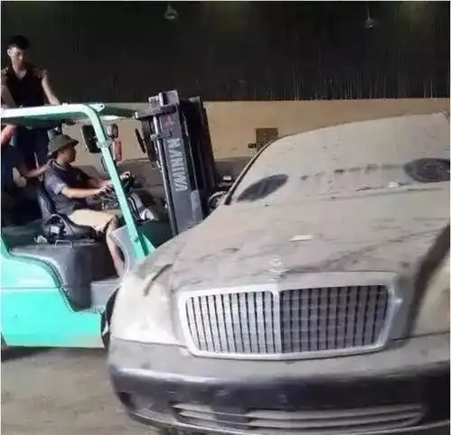 走私车的天堂满大街都是豪车700万劳斯莱斯只卖11万