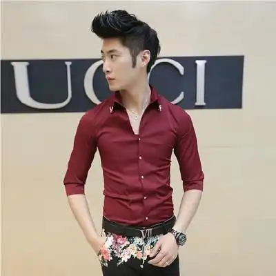 男人健身后,胸宽腰细,怎么穿白衬衫系领带