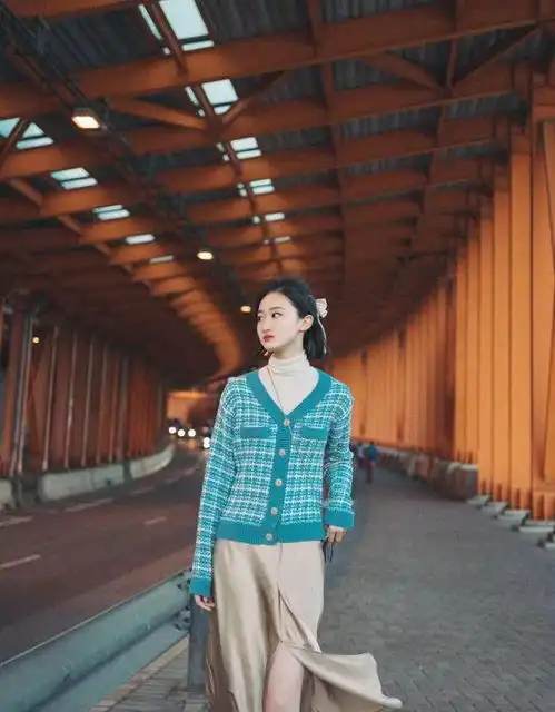 春天穿蓝色针织衫半裙,很有日系风格