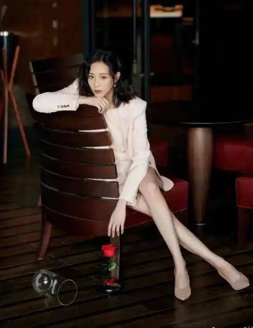 张钧甯气质好出众,穿浅粉色西服套装温柔甜美,内敛含蓄女人味十足