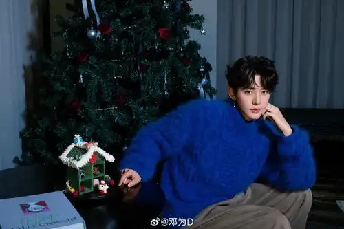 冬日男友上线邓为卷毛克莱因蓝色毛衣,漫画中走出来的美男子