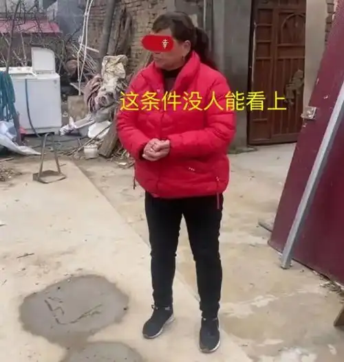 57岁大妈俩儿子都没结婚,坐院中流泪自责单亲家庭不好找儿媳