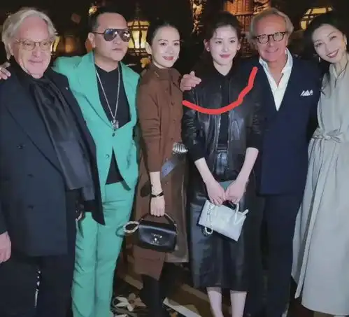 章泽天章子怡同框前者站c位气场强大,后者霸气,二人似姐妹