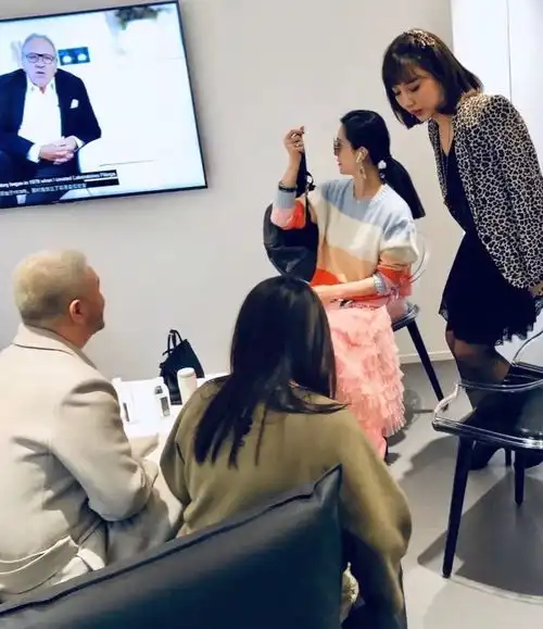 38岁范冰冰太少女彩虹毛衣配蛋糕裙真减龄,与男闺蜜同框像情侣