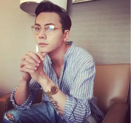她只不过穿了男艺人的贴身睡衣,她能有什么坏心眼