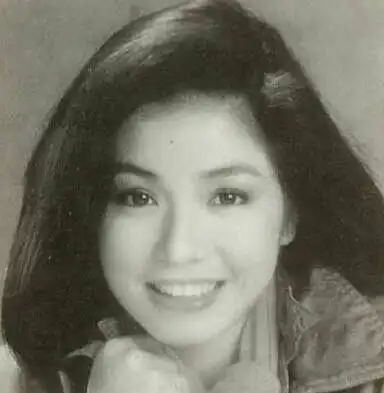 她拒绝刘德华嫁入豪门,丈夫因病去世为他守寡,如今仍风韵犹存