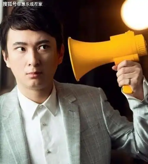 王思聪现身酒吧被偶遇,身边俩美女寸步不离,还相互较劲