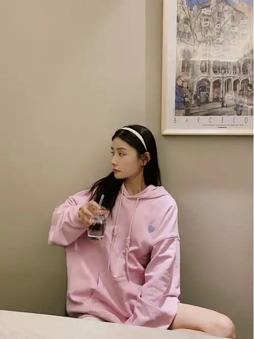 宋妍霏穿香芋紫卫衣也太显嫩了,温柔又静谧,关键价格才几百块