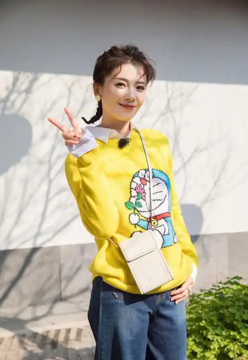 刘涛顶替谢娜演新综42岁还装嫩硬凹少女感,穿卡通毛衣太尴尬