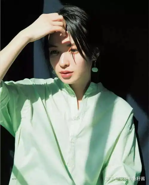 绿色衬衫要怎么搭配裤子