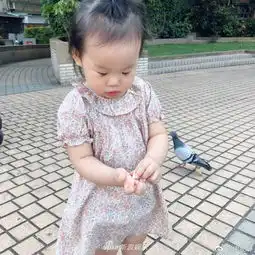 组图伊能静晒女儿玩耍近照米粒穿花裙戴头花软萌可爱