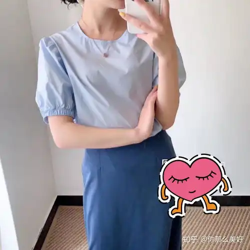 蓝色系半身裙怎么搭配上衣和鞋子