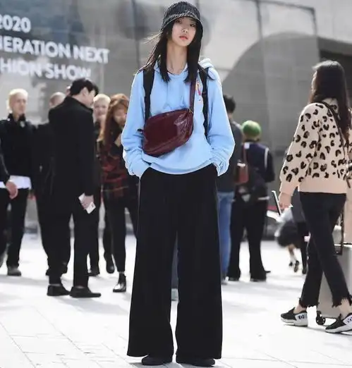 灰色西装外套,内搭粉红色衬衣,这样的穿搭十分的复古