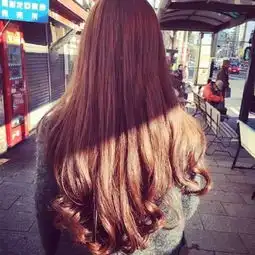 女生长发波浪卷背影图片据说这是公认最易驾驭脸型的长度