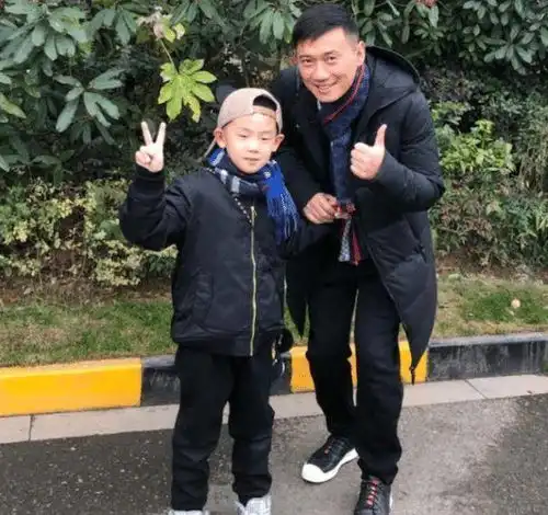 戏里父女戏外夫妻,相差10岁却因戏生情,现在儿子都已经11岁