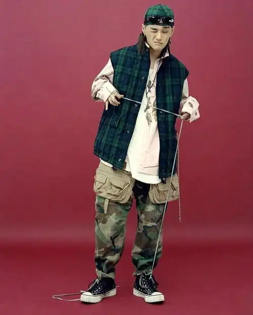 背心吊带配黑丝火了,什么是超a禁欲的猫系穿搭