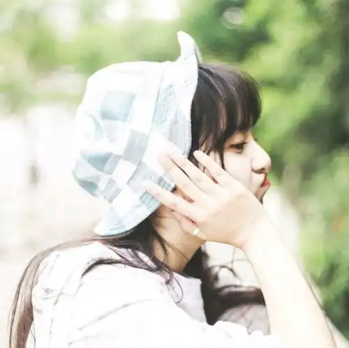 在爱情面前,嘴上不服软,心里却早已认输