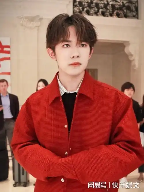 23岁易烊千玺近照认不出脸部五官瘦到脱相,嘴巴变大判若两人