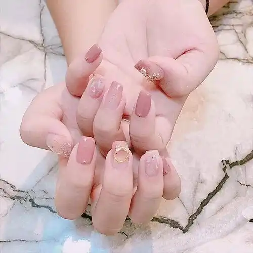 伴娘姐妹团适合做什么美甲