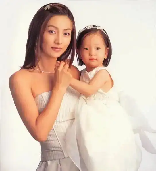 她是最早ai美女,却遭遇两次婚姻失败后,女儿成了她唯的一希望韩国离婚结婚黄新惠网易订阅