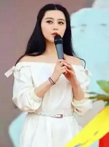 9位女星穿露肩裙,陈乔恩少女杨幂甜美,唐嫣有点小性感