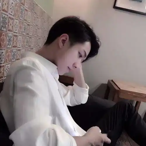 非凡视觉不露正脸的男生拍照姿势