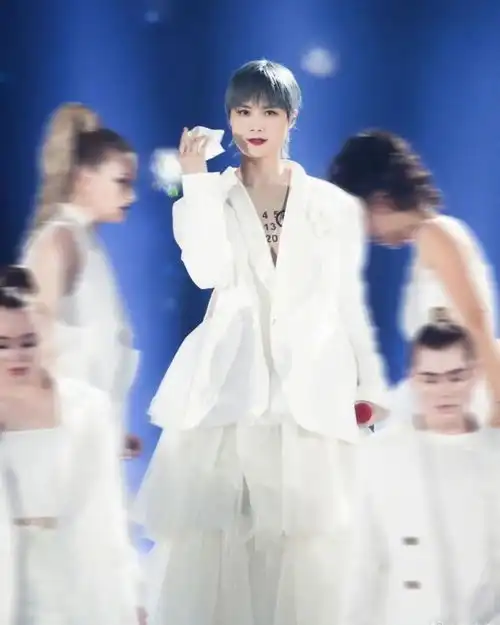 内娱时尚顶流选秀鼻祖,李宇春不配选偶像