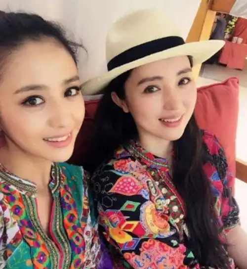 董璇带妈妈女儿逛环球影城被偶遇,祖孙三代穿亲子装,都是高颜值