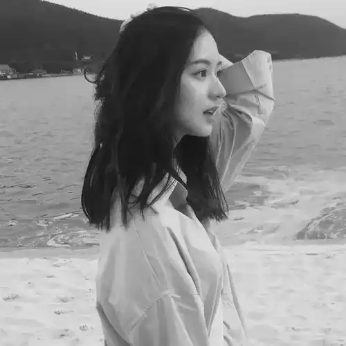 黑白女生头像有点丧,有点唯美