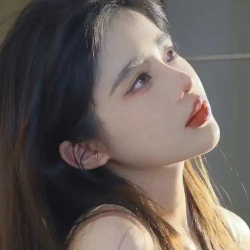 禁欲系头像女生脸上有血