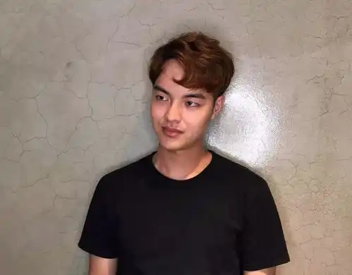 冬季的男生发型是这样卷的,温暖的帅气,一样阳光有男人味