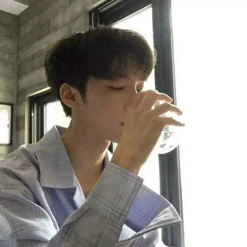 头像情长纸短吻你万千