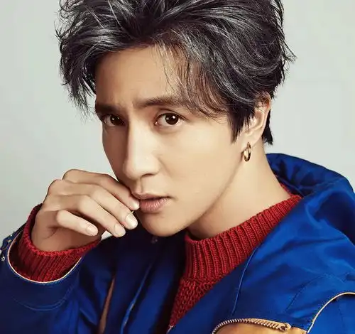 薛之谦和朱兴东参加节目,朱兴东正准备开唱,却被薛之谦一把按住